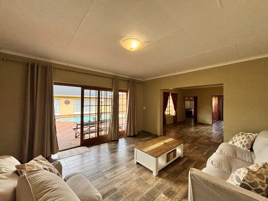 6 Bedroom Property for Sale in Flamwood North West